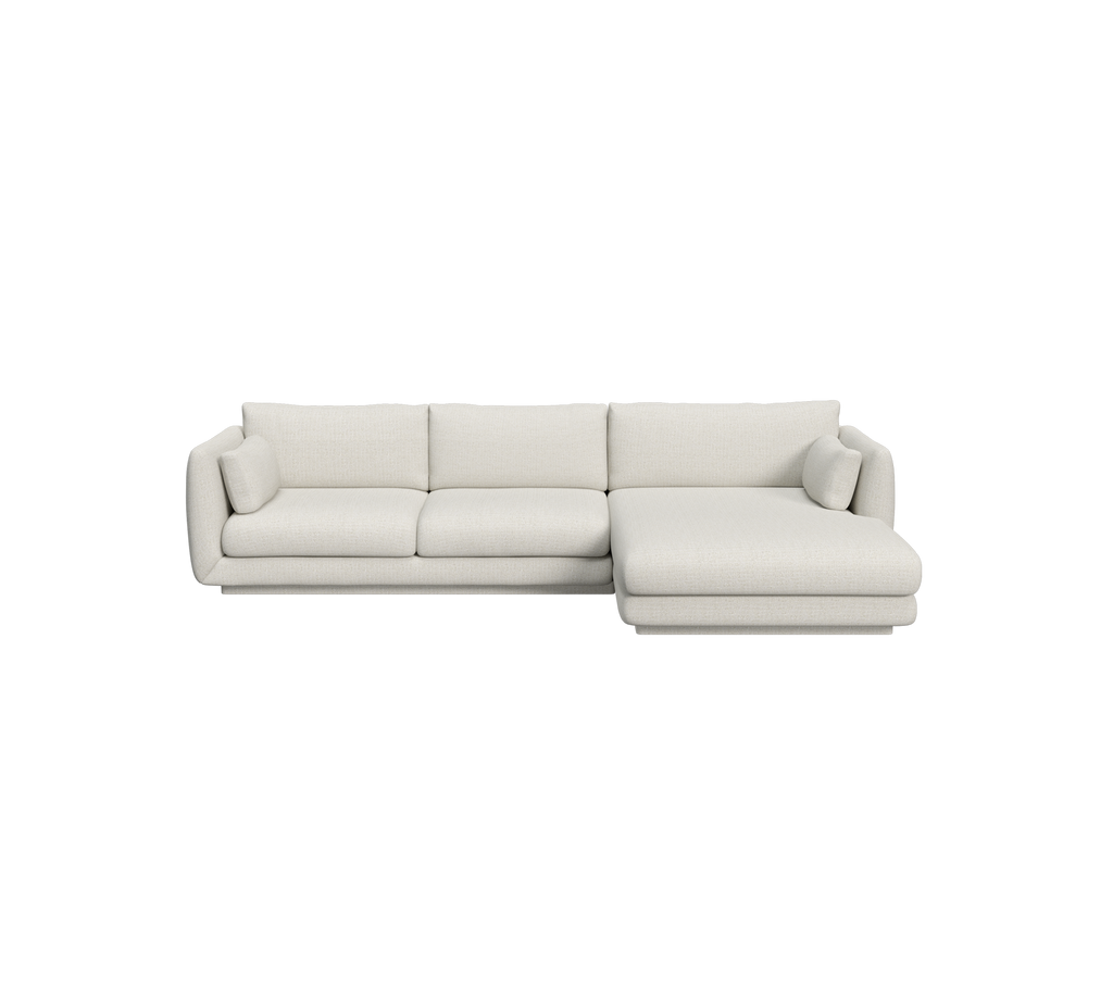 Moderne zandkleurige sectionele sofa met zachte kussens.