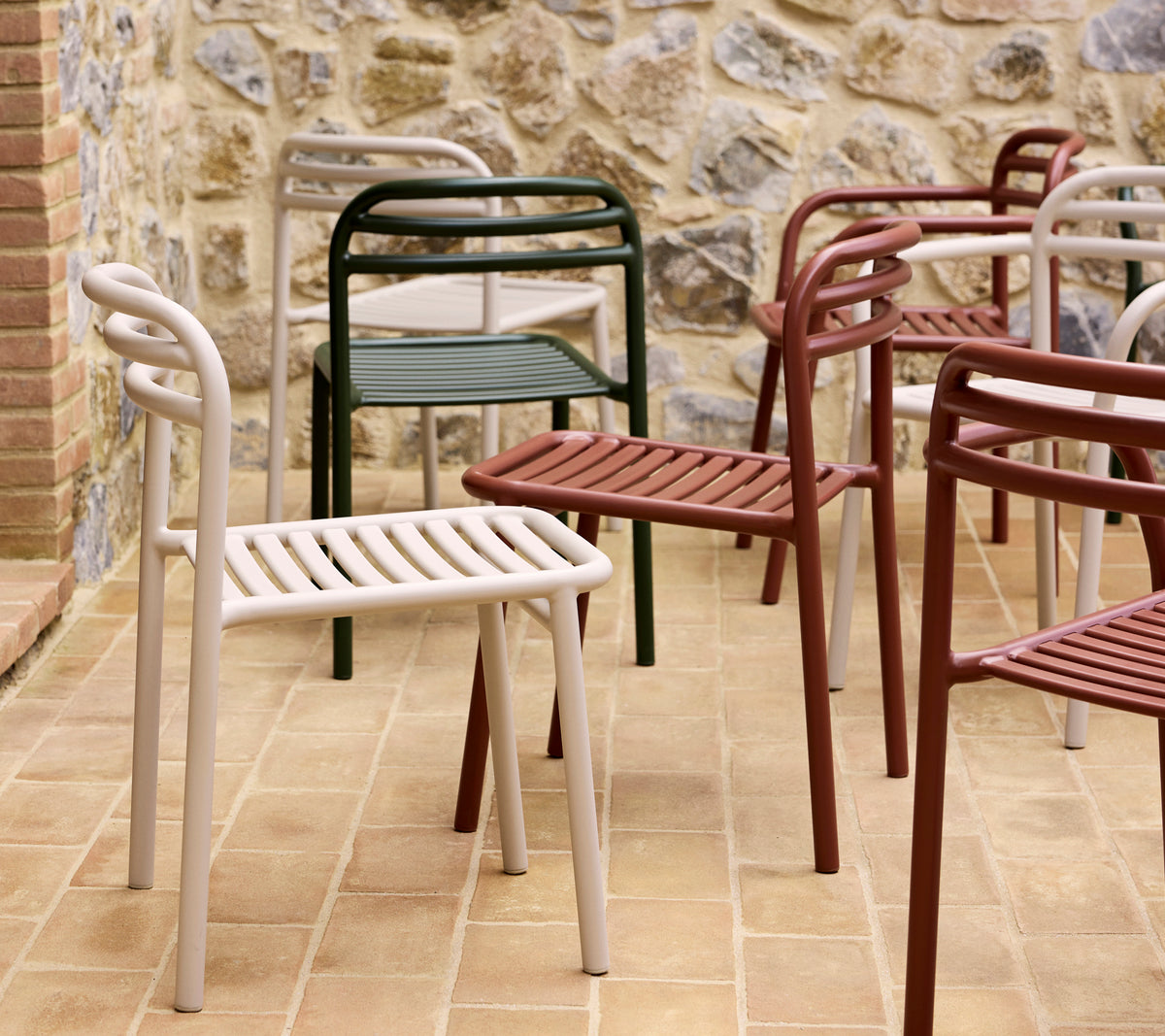 Een verzameling kleurrijke Bliss-stoelen in verschillende tinten, die een modern, minimalistisch ontwerp met lattenzittingen en gebogen rugleuning toont.