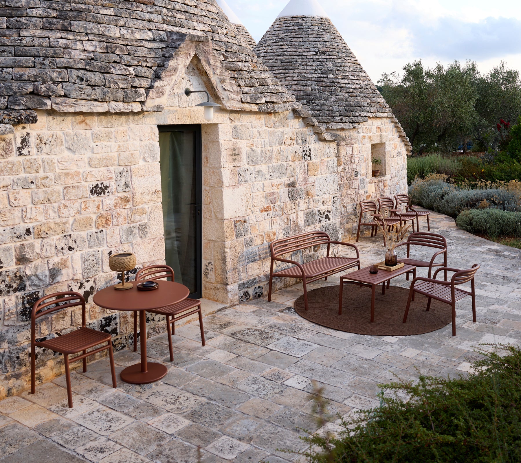 Buitensetting met een bruine tafel en stoelen in een modern ontwerp.