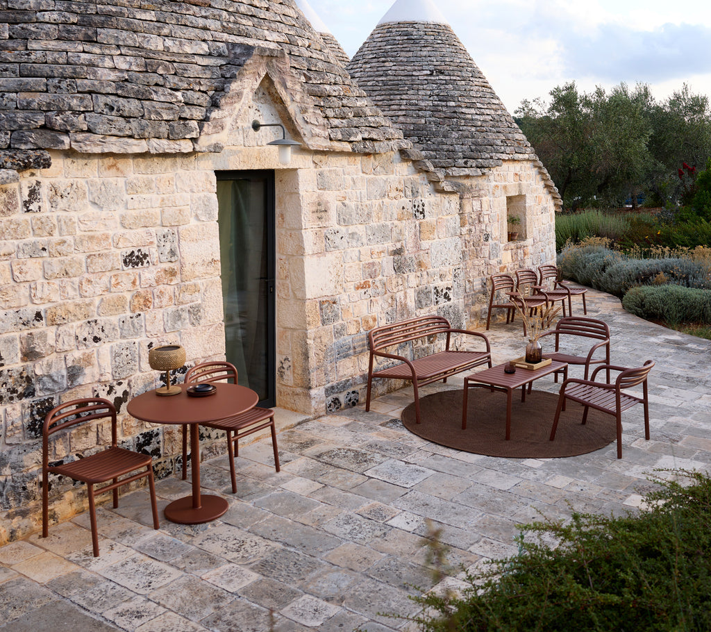 Buitensetting met een bruine tafel en stoelen in een modern ontwerp.