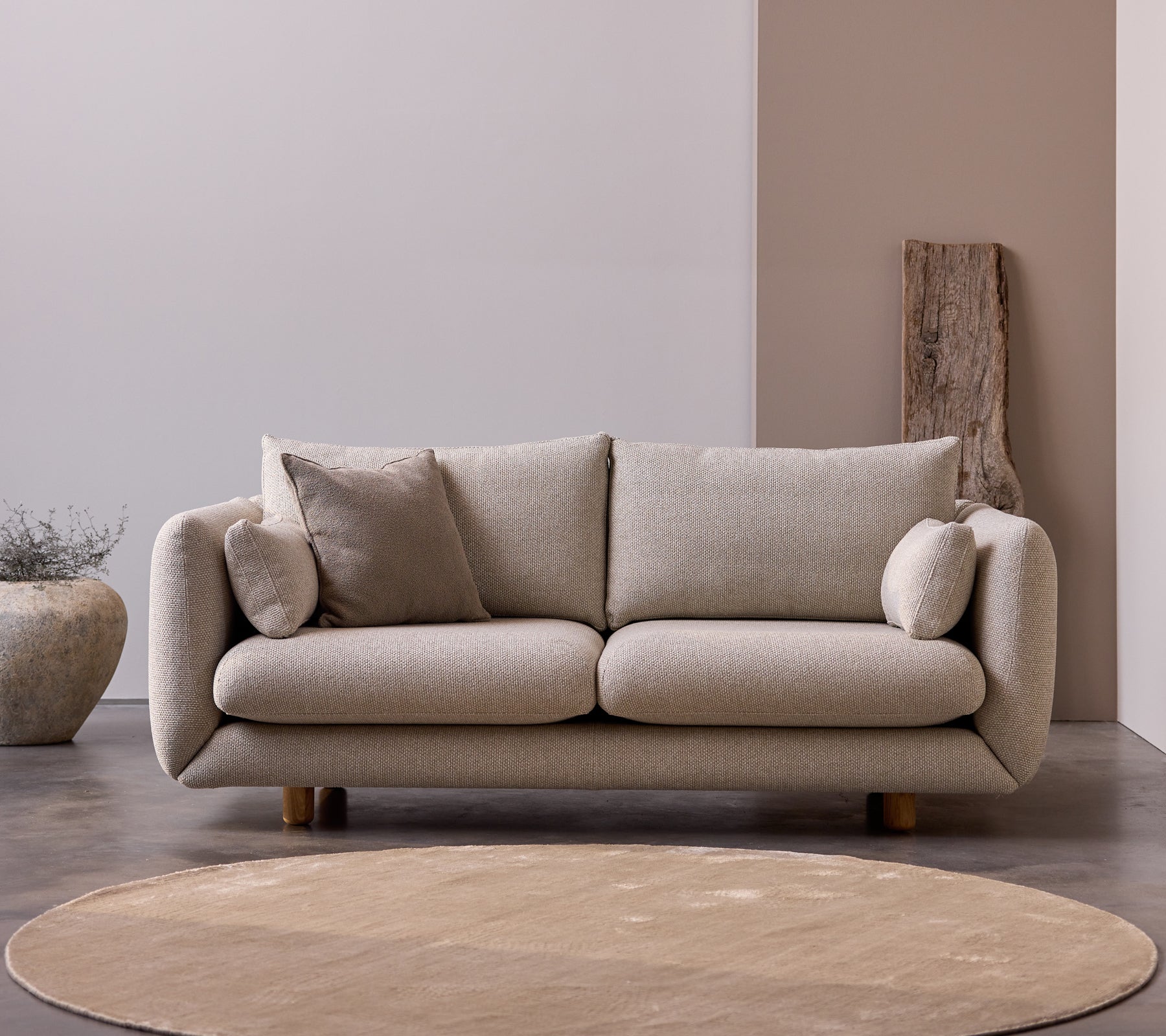 Bloom 2-zitsbank met teakpoten in de kleur Desert Sand, met zachte kussens en een zacht, minimalistisch design.