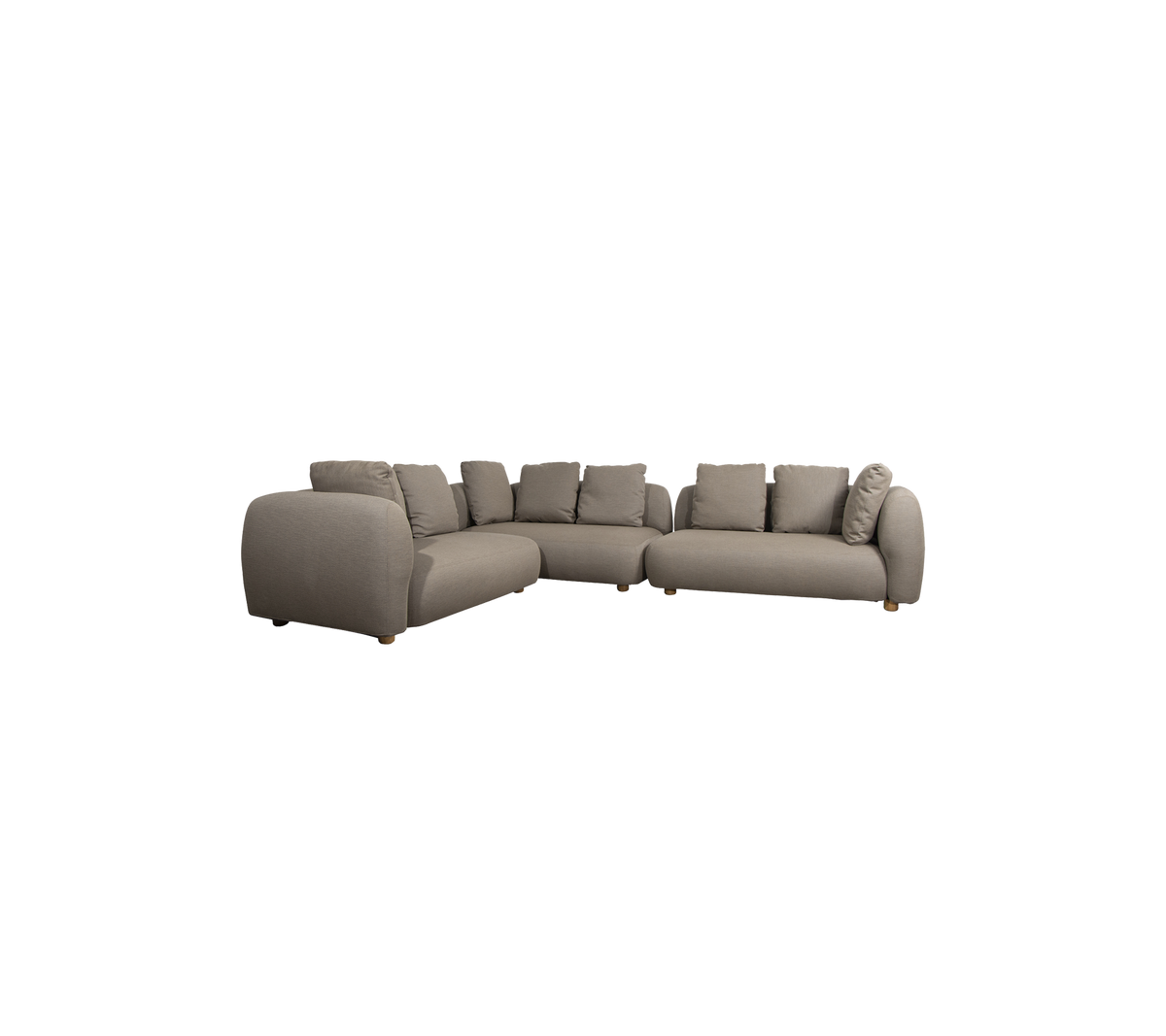 Een moderne sectional sofa in een gedempt grijs stof met zachte kussens en houten poten, ontworpen voor comfort en stijl.