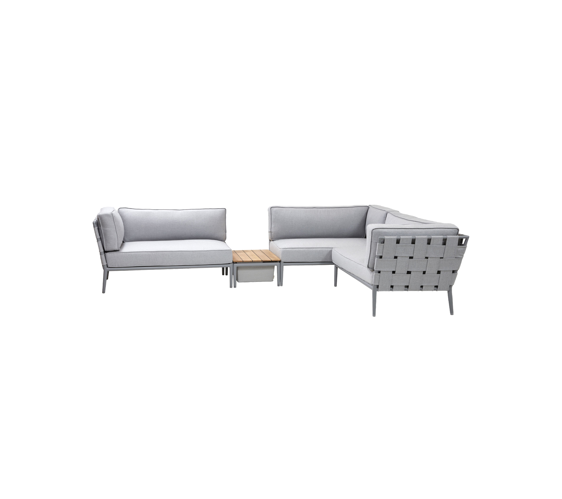 Lichtgrijze buitenset met modern design, met een comfortabele bank en een bijpassende houten salontafel.