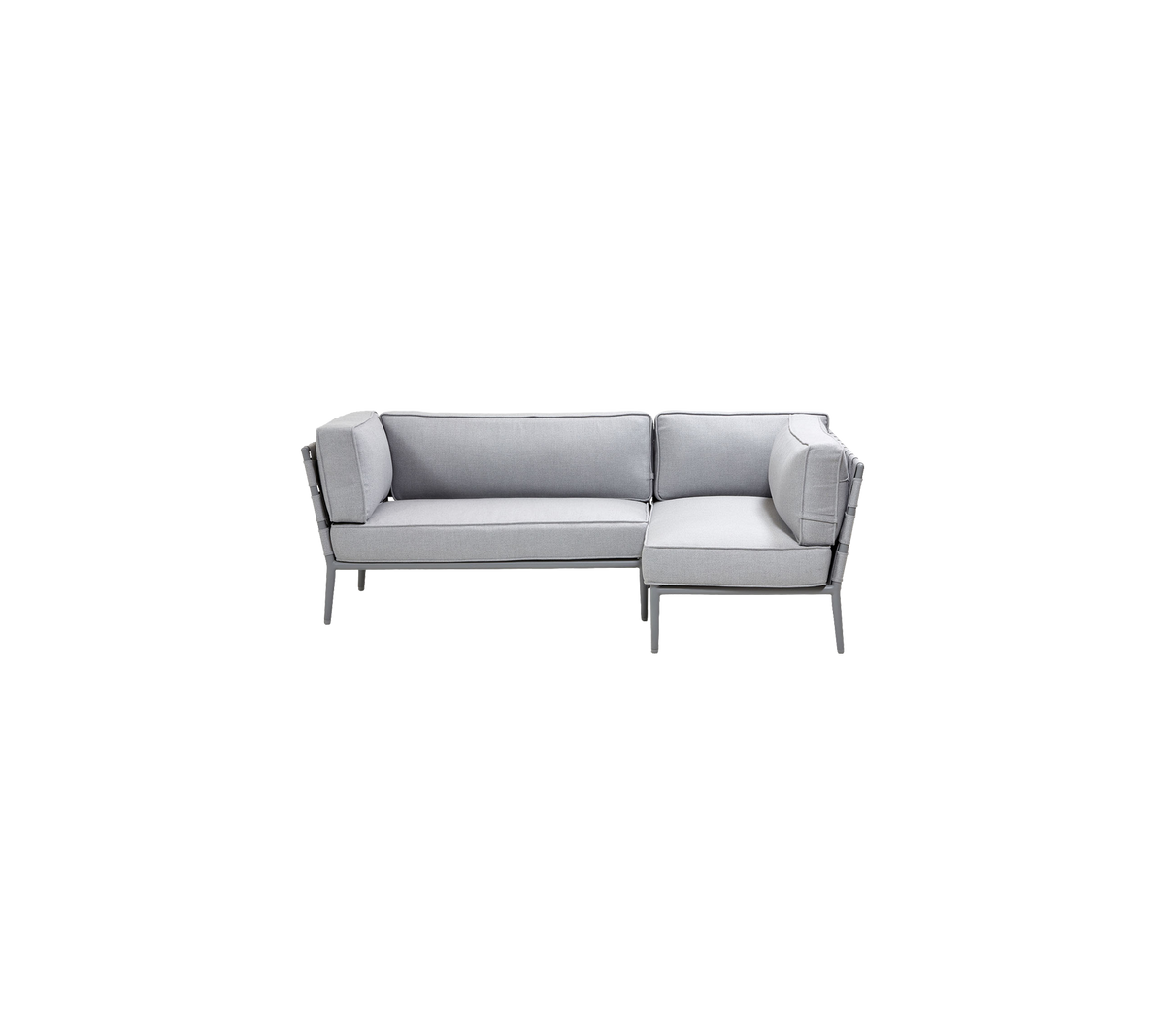 Stijlvolle lichtgrijze sectiesofa met een modern design, voorzien van zachte kussens voor comfort en slanke metalen accenten.