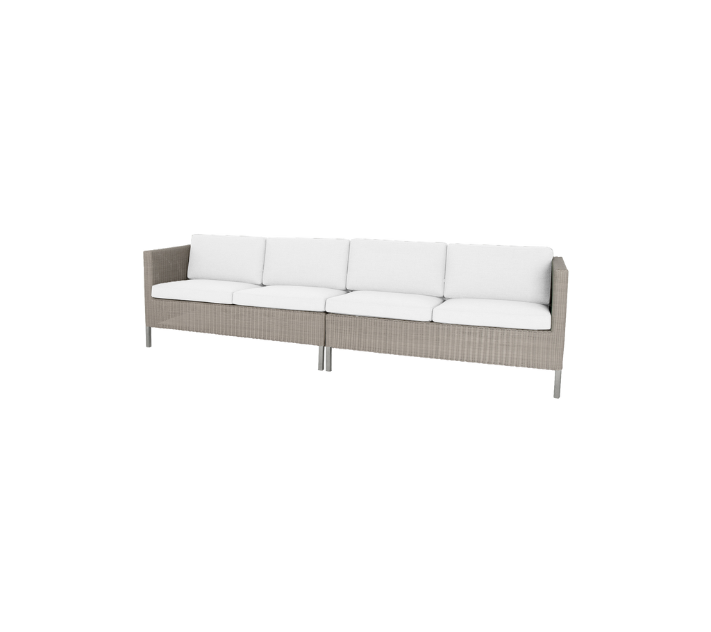 Stijlvolle sofa met een gevlochten basis en pluche witte kussens, perfect om elke eetruimte te verfraaien.