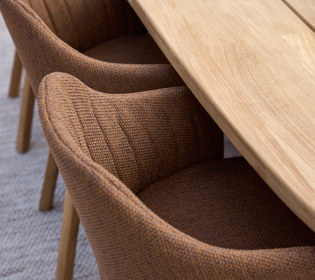 Bruine eetstoelen in combinatie met een houten tafel in een moderne setting.