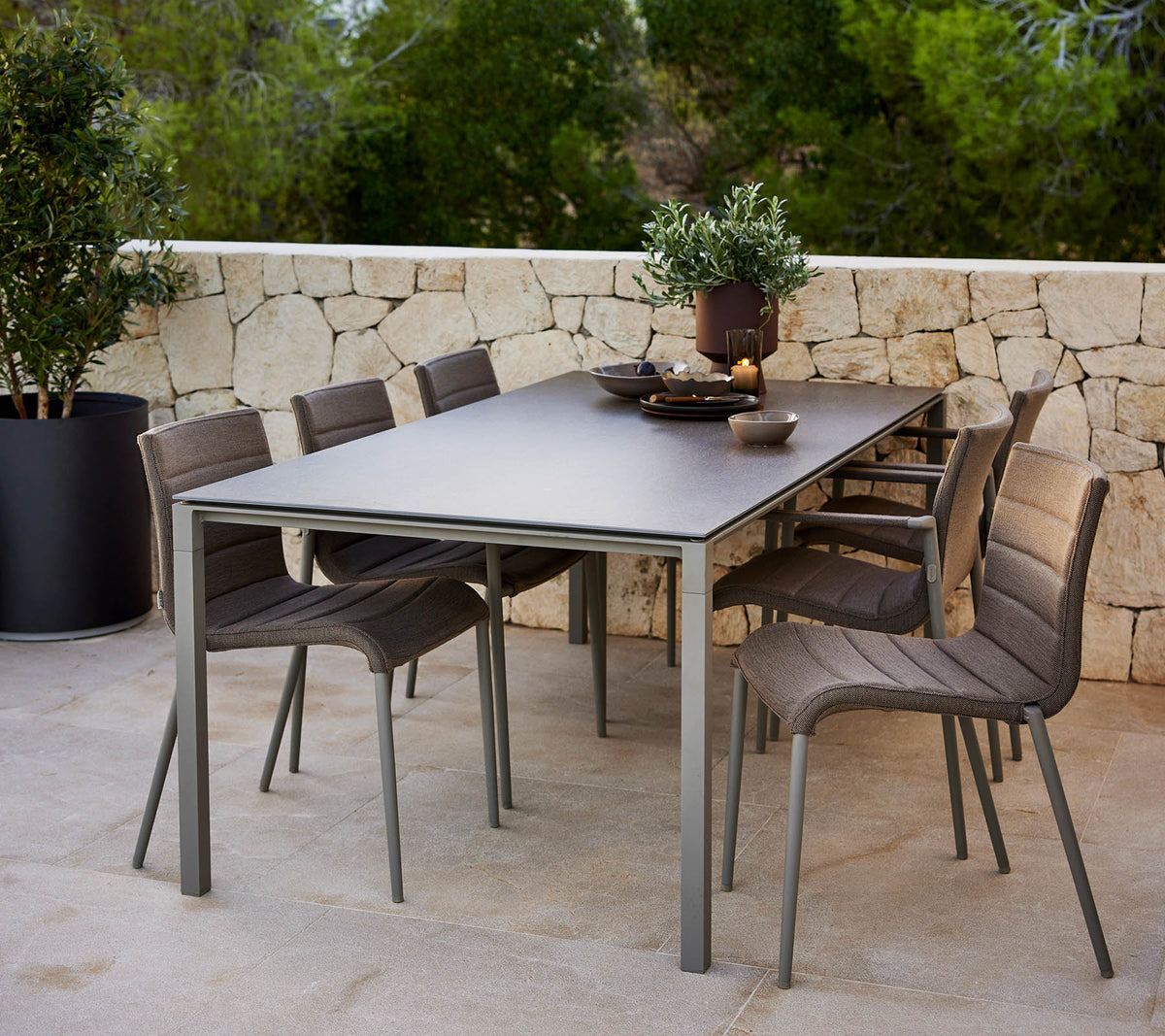 Een stijlvolle pure tafel met een decoratief middenstuk, omringd door moderne Core-stoelen voor comfortabele zitplaatsen.