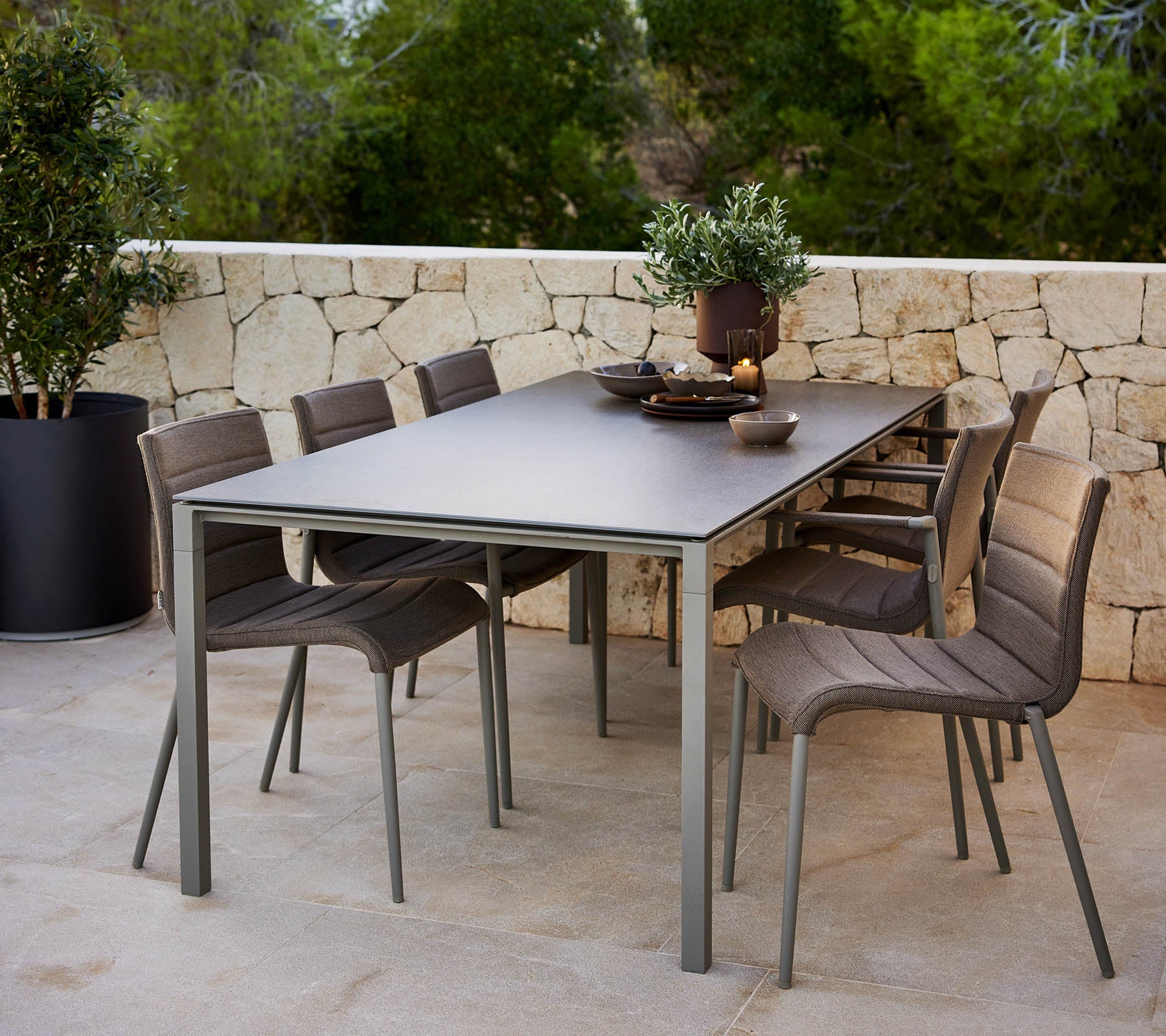 Een stijlvolle pure tafel met een decoratief middenstuk, omringd door moderne Core-stoelen voor comfortabele zitplaatsen.