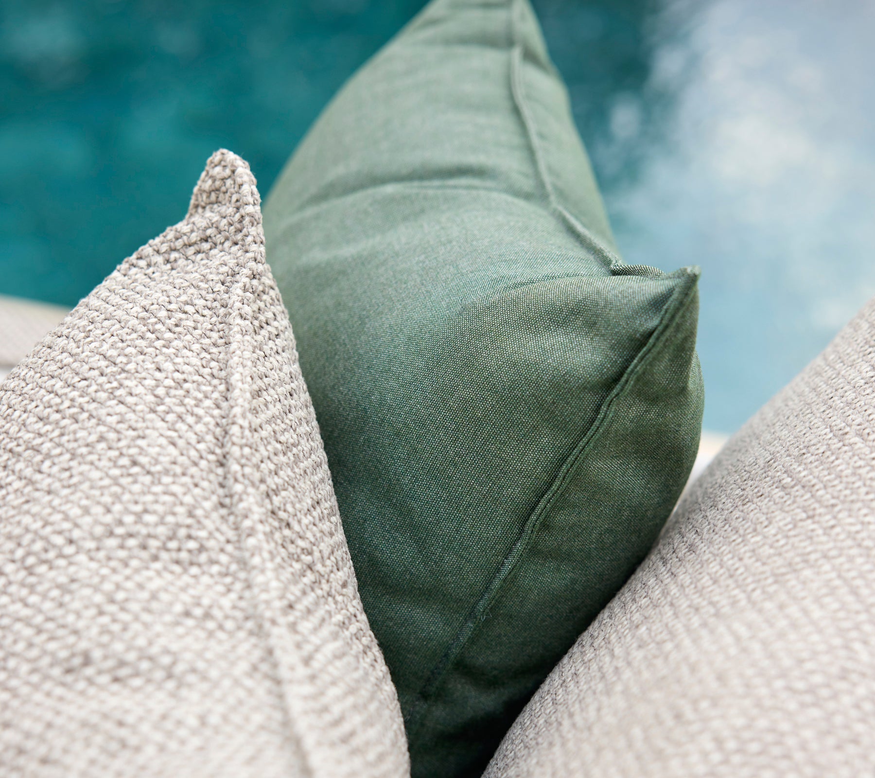 Groene en grijze kussens samen gerangschikt.