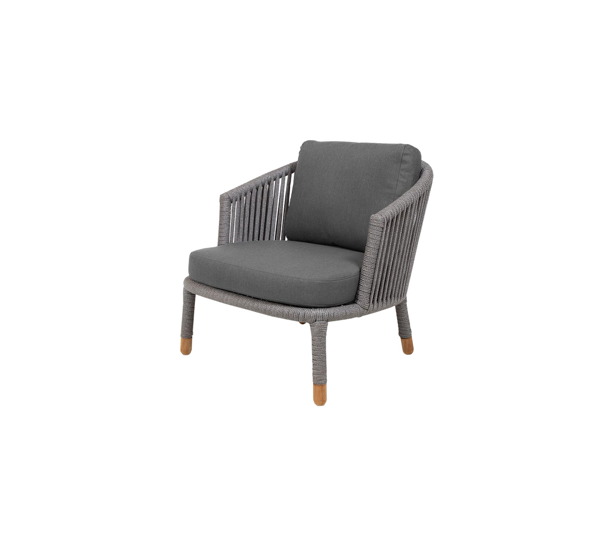 Stijlvolle fauteuil met een geweven ontwerp en zachte grijze kussen, met houten benen voor een moderne uitstraling.