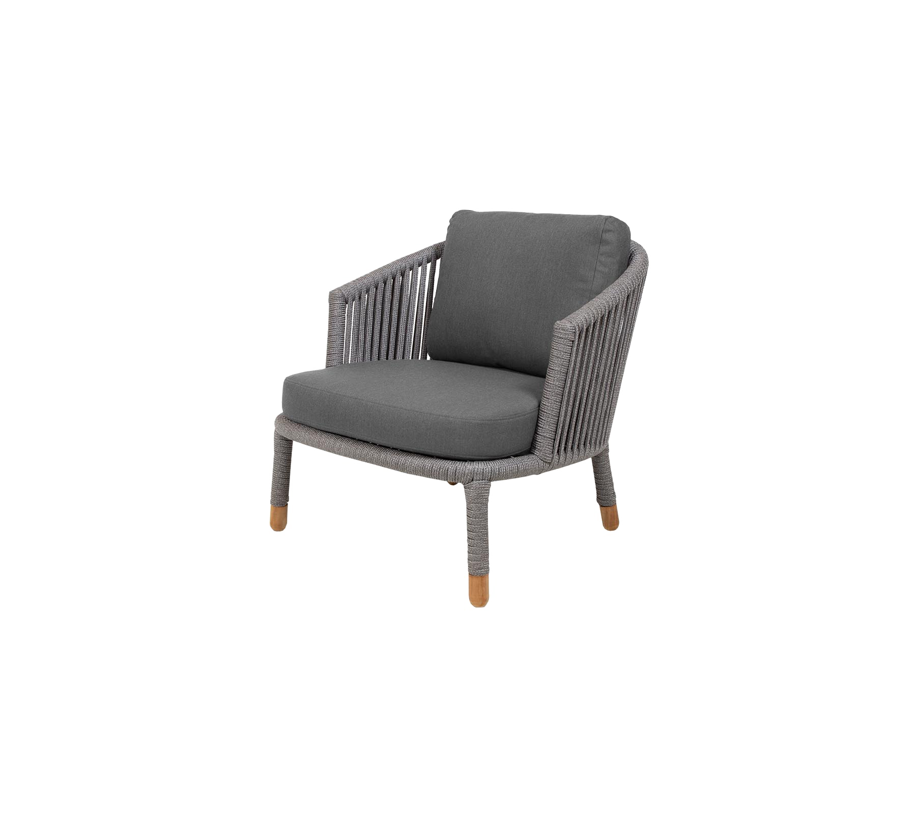 Stijlvolle fauteuil met een geweven ontwerp en zachte grijze kussen, met houten benen voor een moderne uitstraling.