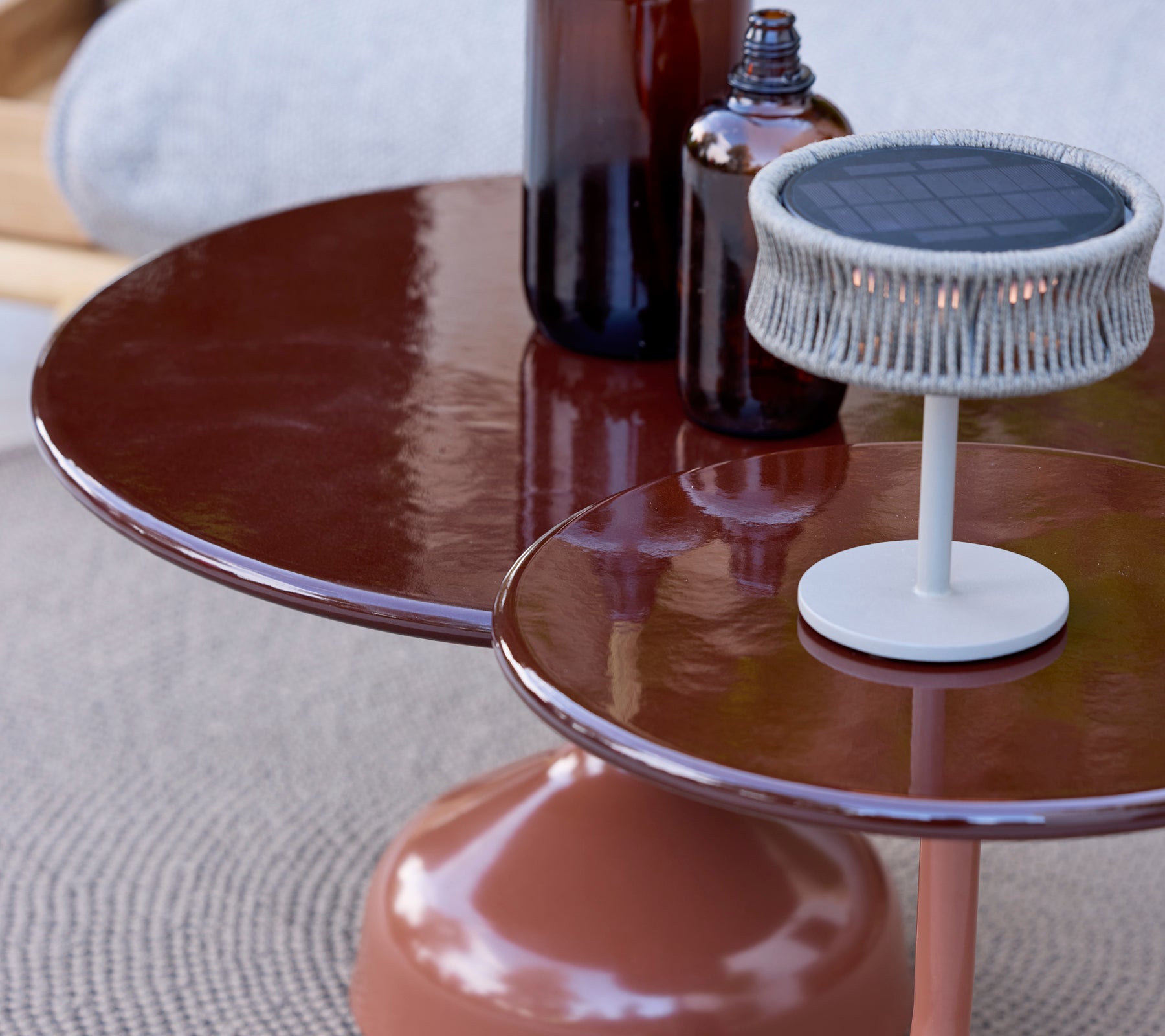 Moderne bruin tafel met een witte lamp en flessen op een gestructureerd oppervlak.