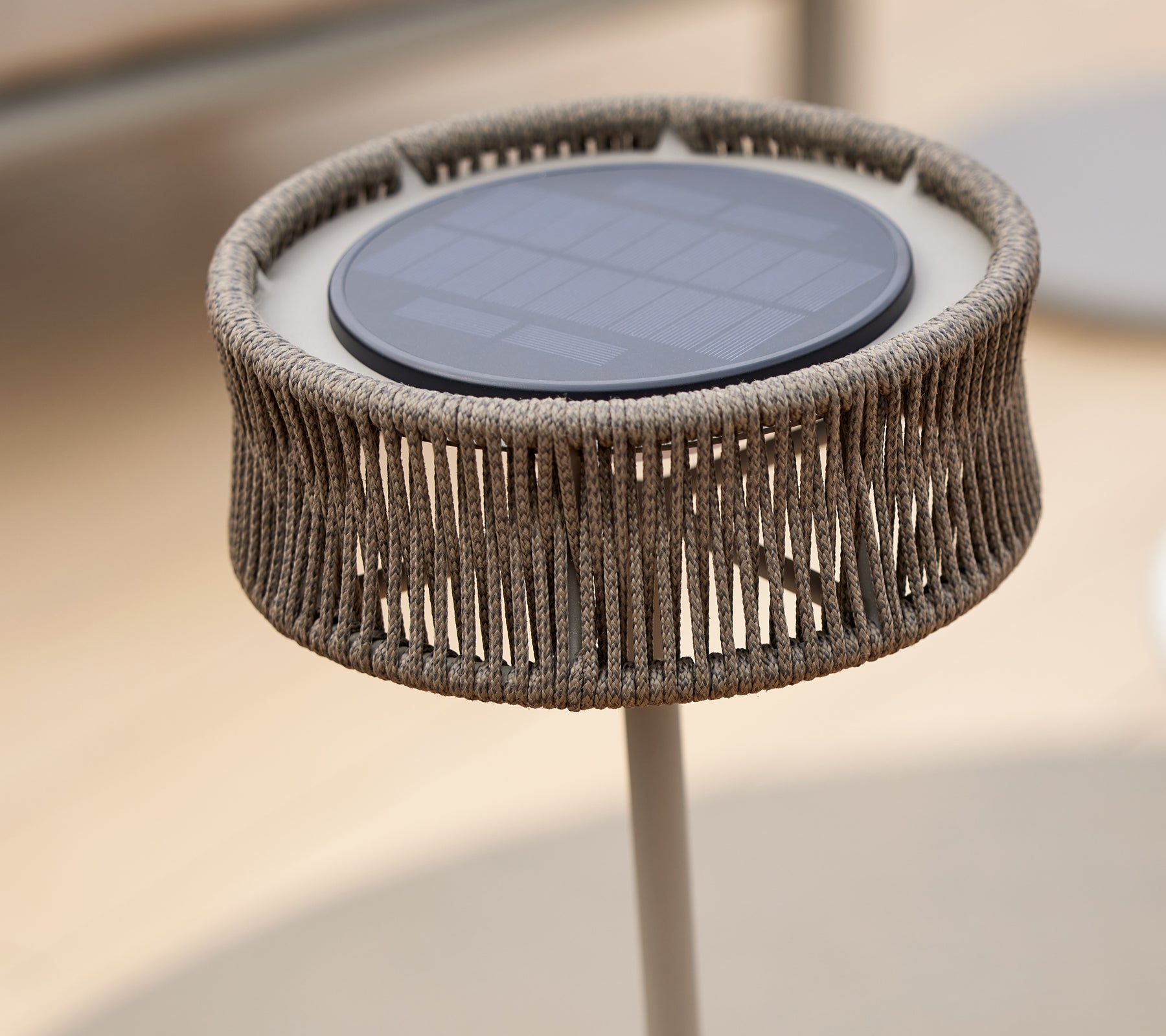 Een decoratieve LED-lamp met zonnepanelen, met een uniek geweven ontwerp dat een illusie van elegantie creëert.