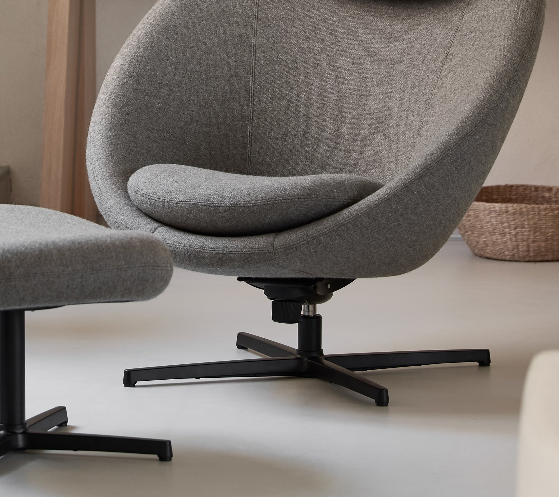 Moderne grijze loungestoel met een strak ontwerp in een hedendaagse omgeving.
