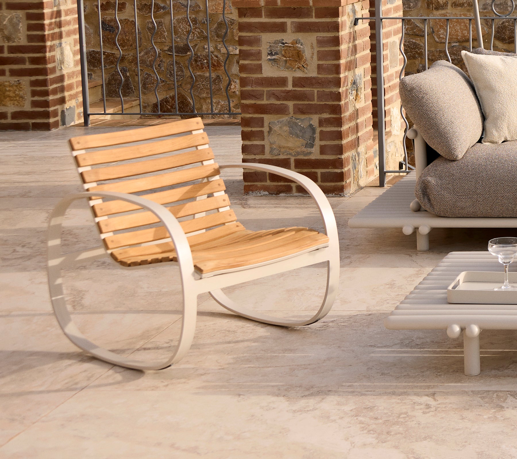 Stijlvolle schommelstoel met een slank aluminium frame en houten latten, perfect om te ontspannen in moderne ruimtes.
