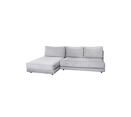 Een moderne grijze hoekbank met een comfortabele chaise longue en zachte kussens, perfect voor elke woonkamer.