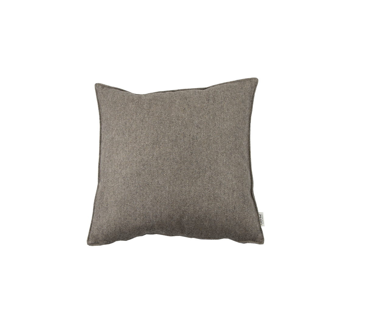 Vierkant decoratief kussen in een neutraal bruin textiel, dat een vleugje comfort en stijl aan elke ruimte toevoegt.