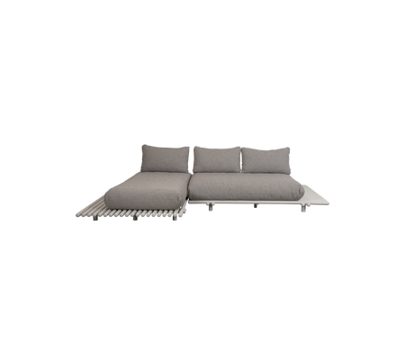 Modern grijze sectionele bankontwerp met pluche kussens en een slanke houten basis, perfect voor stijlvolle ontspanning of bijeenkomsten.