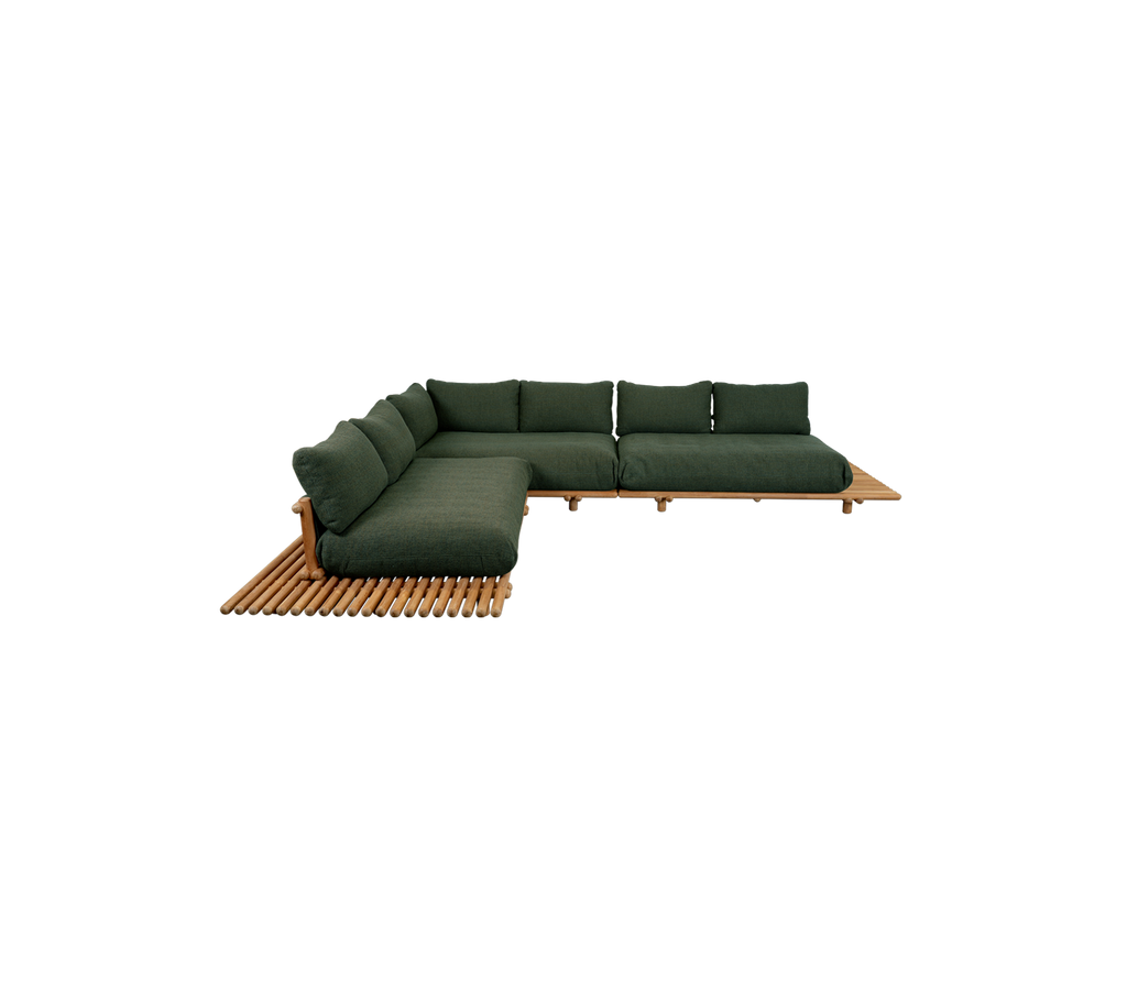 Moderne teakhouten sofa met donkergroene kussens in een lounge-setting.