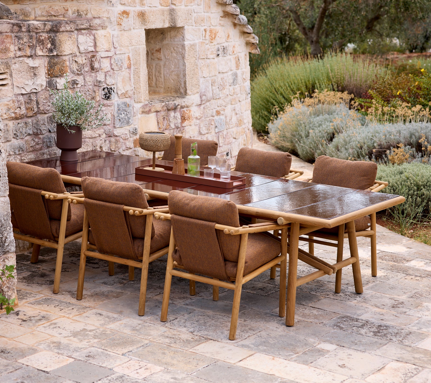 Moderne tuinset met brown stoelen en een bijpassende tafel.