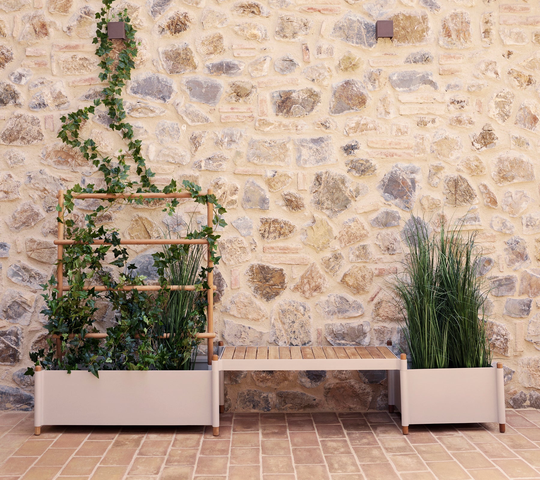 Sticks plantenbank met groen tegen een stenen muur, met een verticale plantenstandaard en twee grote plantpotten.
