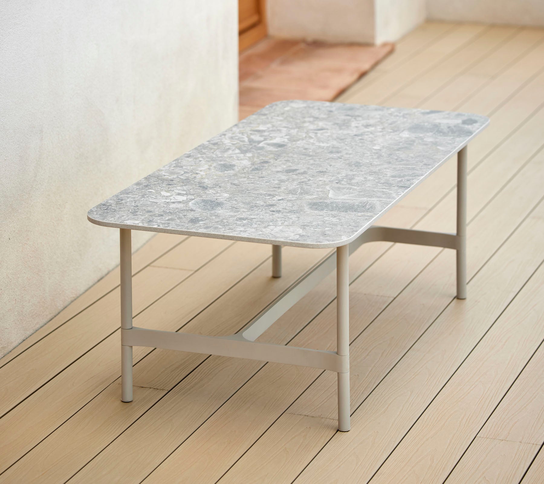 Een stijlvol rechthoekig salontafel met een patroonoppervlak en stevige metalen poten, perfect voor moderne inrichting.