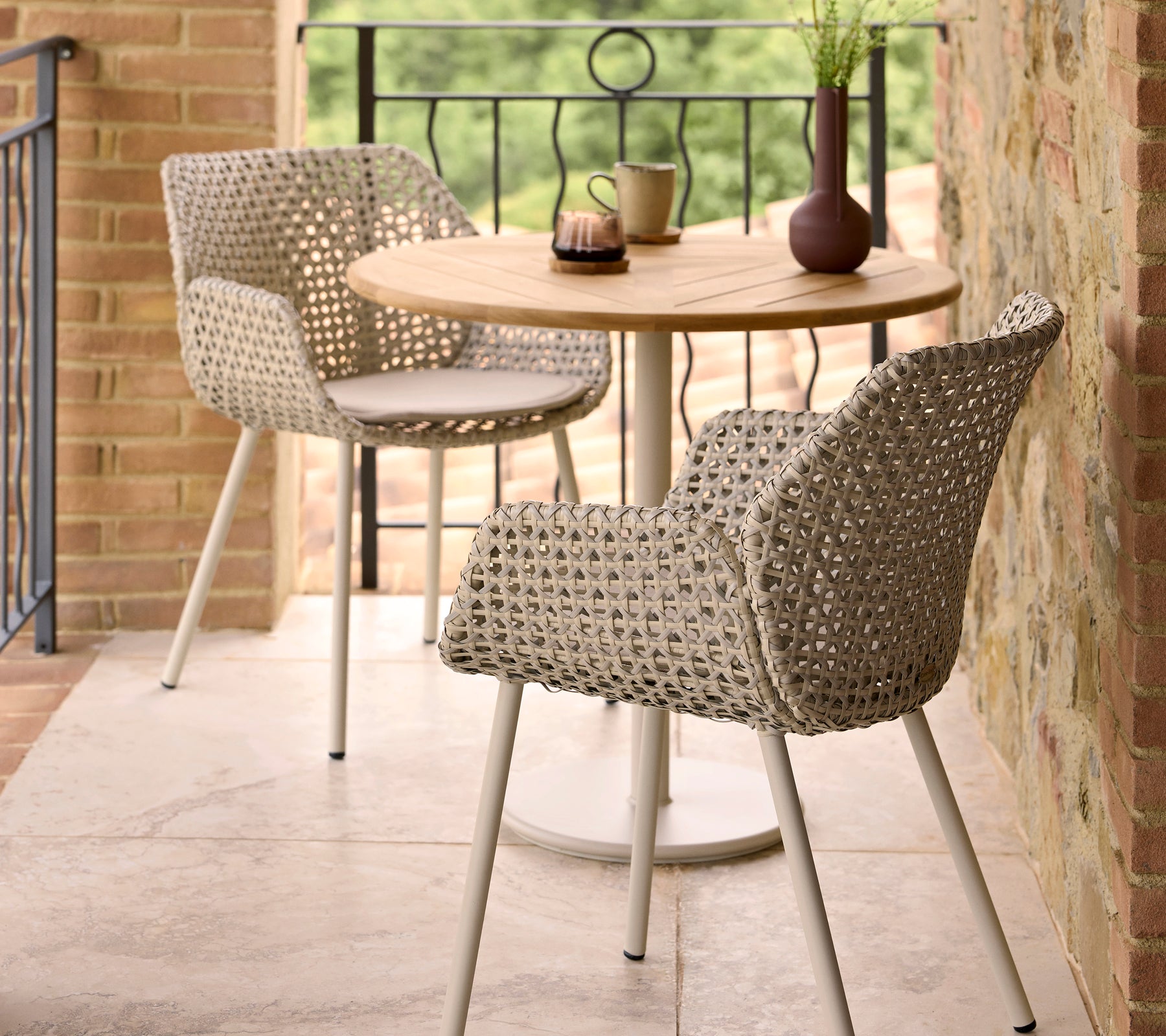 Stylische Vibe eetstoelen in combinatie met een ronde Go café tafel, aangevuld met decoratieve items op de tafel.