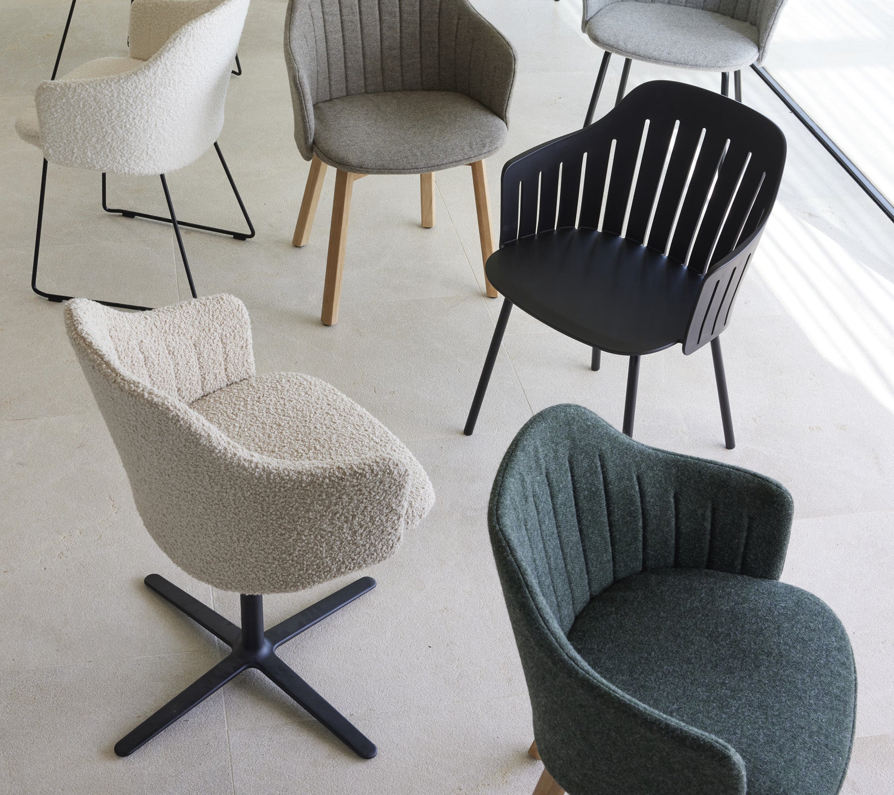 Een collectie stijlvolle stoelen in verschillende ontwerpen en kleuren, met unieke texturen en vormen, geschikt voor moderne woonruimtes.